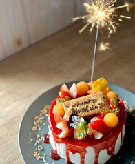 【Birthday Cakes】季節のフルーツをあしらったエアリーシフォンケーキ(5号サイズ)