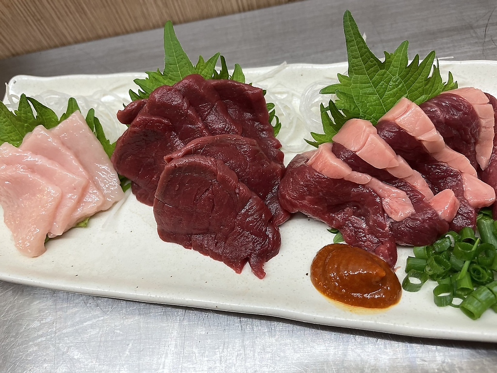 福島県【会津】の「会津産馬刺し」（写真は、馬刺し食べ比べ・「もも肉・ふたえご・たてがみ」）