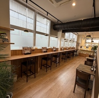 地域の人々が自然と集まり、交流が生まれる街のテラスに