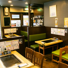 落ち着いた雰囲気のアットホームな店内で、心ゆくまでお好み焼をお楽しみいただけます♪テーブルに備え付けられた鉄板で、お客様ご自身で焼いていただくスタイル！自分好みの焼き加減に仕上げる、ちょっとした職人気分も味わえます。