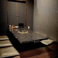 大理石調テーブルと木の温もりが調和する上質な個室。周りを気にせずゆっくりと焼き肉を楽しめる、特別な空間です。記念日や接待にもおすすめ。