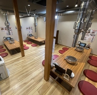 お座敷２２名、６名テーブル５卓、カウンター４席