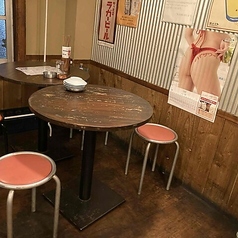 少人数にもぴったりのお席もご用意しております。窮屈さを感じさせないレイアウトで、長居したくなるような心地よい開放感を演出しております◎ぜひ、会社帰りや友人の語らいの場にご利用ください。