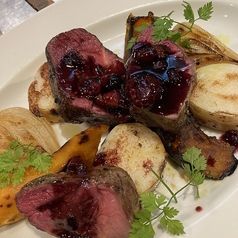 牛もも肉のロースト 色々なベリーの赤ワインソース