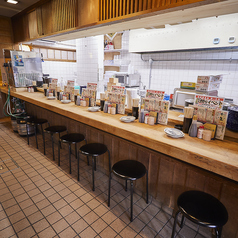 【サク飲みにぴったり】おひとり様や少人数での語らいに◎ライブ感あるカウンター席で、揚げたて手羽先と198円のプレモルをサクッと堪能！駅チカ＆朝まで営業だから、終電逃しや二軒目・三軒目利用にも最適♪