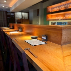 【カウンター席】全8席のご用意で、1名様から2名様のご利用がおすすめです。のんびり美味しい料理とお酒を味わう贅沢なひとり飲み時間を過ごすも良し、お友達とカジュアルな飲みじかんを過ごすも良し。もちろんお仕事終わりにふらっと1杯も大歓迎。