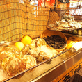 店内の生簀には活の貝類が並びます♪新鮮なまま卓上コンロであつあつをお召し上がり下さい☆