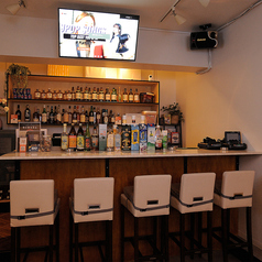 お隣のお客様との会話が自然と弾む♪お一人様でのご来店でも楽しい時間をお過ごしいただけます。気軽にコミュニケーションをとりたい方におすすめの空間です★盛り上がること間違いなしのゲームやおもちゃを多数ご用意しております◎