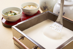 ふく福豆腐　二色あん掛け