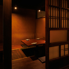 2～4名様向け掘りごたつ半個室！障子風の扉と柔らかな照明が、穏やかな時間を演出します！足を伸ばしてくつろげるので、気軽な飲み会や女子会、合コン、デートまで幅広く利用しやすい空間です！