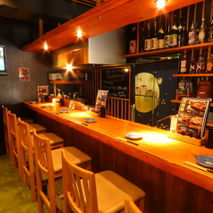 当店にはお一人様でも気軽にご利用いただけるカウンター席をご用意しております♪1~6名様でお座りいただけるお席で、木の温もり溢れる心地よさを感じながらゆっくりとお食事やドリンクをお楽しみいただけます。ご友人同士やデートでのご利用にも大変おすすめのお席となっております♪