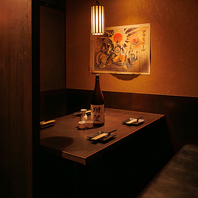 個室空間で少人数から気軽に楽しめる落ち着いた雰囲気