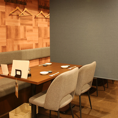 パーティションを下せばお隣の席も気になりません。