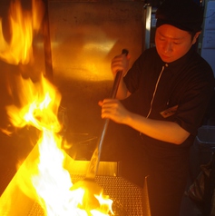 もも鐵、伝統の炭火もも焼き、豪華な炎で焼き上げる！