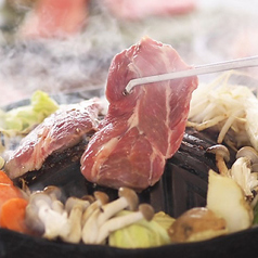 北海道名物のジンギスカン！今人気の生ラム肉を使った厚切り焼きやしゃぶしゃぶも！の写真