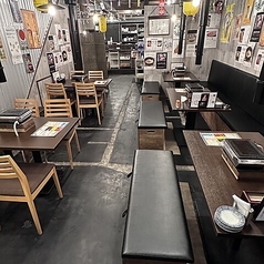 シックで落ち着いた雰囲気の中に、どこかレトロで温かみのある照明が心地よい空間を演出しています。各テーブルは4名掛けで、ゆったりとしたスペースに配置されており、友人やご家族のご利用にぴったりです。明るい色合いの提灯などが楽しい雰囲気を醸し出しています。