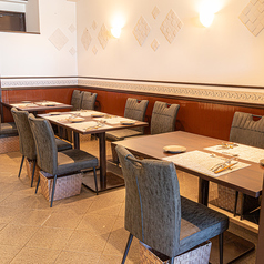 窓から光が差し込むテーブル席で、ゆったりとした時間をお過ごしいただけます。友人・家族とのお食事に◎