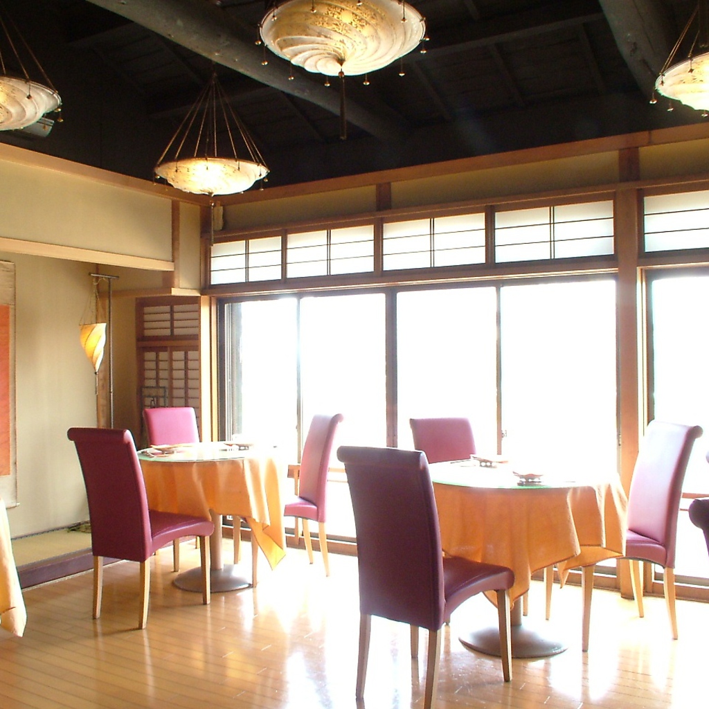 24名迄OKの2Fテラス席は鴨川を一望。夜には鮮やかな夜景も臨めて満足度アップ★