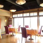 24名迄OKの2Fテラス席は鴨川を一望。夜には鮮やかな夜景も臨めて満足度アップ★