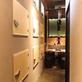 匂いが気になる方は、壁にあるボックスや椅子の下に上着やお荷物を収納可能です!