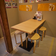 【テーブル席で乾杯♪】4名様向けのテーブル席は、友人同士や同僚との飲み会に◎豊富なドリンク＆名物手羽先で盛り上がること間違いなし！駅チカ＆朝まで営業だから、遅め集合や終電後の合流も大歓迎！