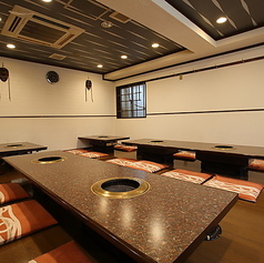 【1階・2階】最大60名様まで貸切OK！落ち着いた和モダン空間で、極上の焼肉をゆったりとお楽しみいただけます。1階・2階を合わせて最大60名様まで貸切可能なので、企業宴会や接待、新年会・忘年会に最適。掘りごたつ席でくつろぎながら、厳選和牛を堪能できる贅沢なひとときをご提供します。