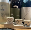 地酒飲み比べ三種！京都の地酒を飲み比べでもお楽しみいただけます。すっきり飲みやすいものから、日本酒らしいパンチのあるお酒まで、種類の異なる3種をお楽しみいただけます。内容は季節によって異なります。