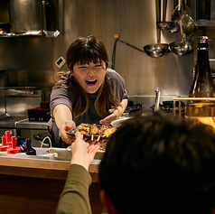 常連さんやおひとり様にも人気！スタッフとの会話も楽しめる♪楽しい時間をお過ごしください！