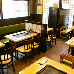 蒲田駅西口から徒歩2分と、集合に便利なアクセスが魅力の当店！店内はアットホームな雰囲気で、くつろぎのひとときをお過ごしいただけます。全席に鉄板を完備しており、お客様ご自身で焼くスタイルで、お食事をより一層お楽しみいただけます♪