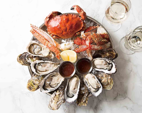 日本各地、世界各国から選りすぐりの牡蠣を8種類以上揃い、食べ比べできる♪