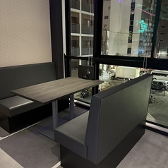 4名様用のテーブル席です。お外を一望できるお席です。