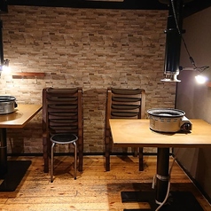 木の温もりと柔らかな光に包まれる、全18席のプライベート空間。