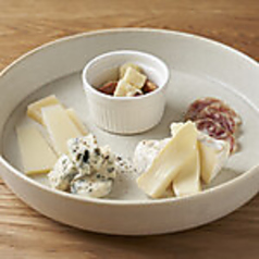 北海道チーズとサラミの盛り合わせ
