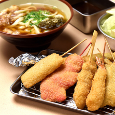 サクサクの串カツとご一緒に♪『田中のかすうどん』の写真