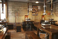 一定のスペースで配置しているテーブル席となっているのでごゆっくりとお寛ぎいただけます。