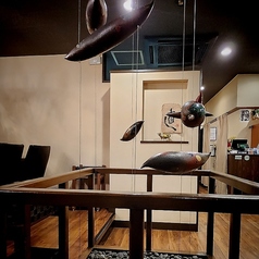 エントランスでお出迎えする黒家の象徴的オブジェ。和とモダンが融合した空間に漂う独特の存在感が、非日常の食体験へと誘います。