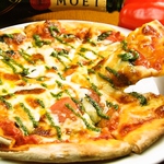 【マルゲリータ】とろけるモッツァレラチーズとトマトソース、バジル。イタリアンの定番です！