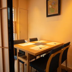 窓際テーブル席は半個室となっておりカップルや家族連れのお客様にお薦めです。