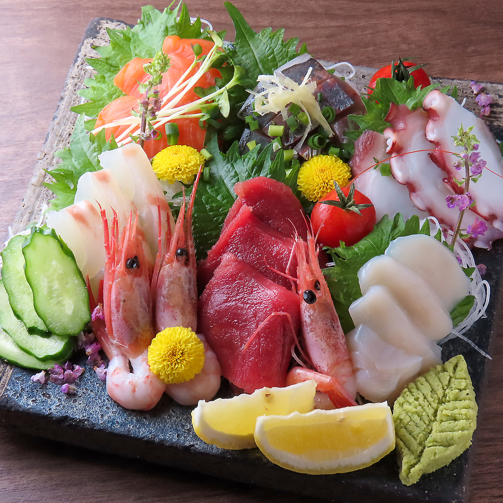 【新鮮なお刺身】鮮度抜群のお刺身は焼酎と相性抜群！盛り合わせは1980円(税込)～。単品メニュー有◎