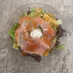 生ハムと半熟卵のビスマルク風サラダ