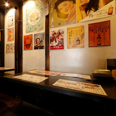 【テーブル】寛げる隠れ家的な当店の各テーブル席は全席おこもり空間となっているため、少人数様のお食事利用としても最適です。友人との食事やデートなどにも是非ご利用ください♪自慢のA4ランク和牛焼肉ややきとりをご堪能いただけます。こじんまりとした落着きあるお席で素敵な時間をお過ごしくださいませ！