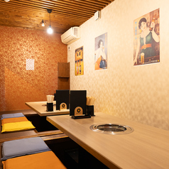 色々な会話を楽しむための席を整えております！友達と一緒に過ごす時間が特別なものになるよう、居心地の良いゆったりとした空間を提供しております。お料理を味わいながら、笑顔あふれる会話が生まれることでしょう♪リラックスした雰囲気の中で、心に残るひとときをぜひお楽しみください☆