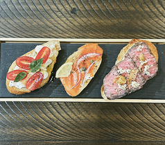 トマトマリネとリコッタチーズのブルスケッタ