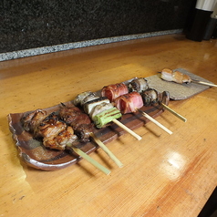 美酒に浸る松山の夜。「はぶ鶏」の多彩な酒と肴に乾杯