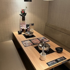 4名様でご利用いただけるソファー席もご用意しております。