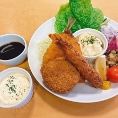 三種盛ミックスフライ定食（ご飯食べ放題サラダバー付き）