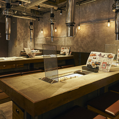 【4名様用テーブル席完備】グループでのお食事にぴったりな、広々としたテーブル席をご用意しております。友人や家族と一緒に楽しい時間を共有しながら、美味しい料理をご堪能ください。