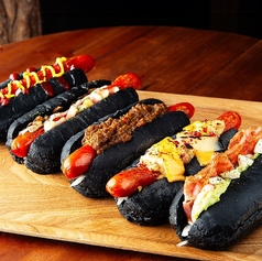 【ダンジョン名物・ブラックホットドッグ登場！】≪ランチにピッタリ◎≫ブラックホットドッグの写真