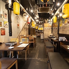 貸切は、20名様から50名様まで対応可能で、広々とした空間で各種宴会やイベントなどをお楽しみいただけます。明るい店内に提灯などがアクセントとなったおしゃれなインテリアが、さらに楽しい雰囲気を演出します。また、貸切をご利用の際は、お気軽に当店へお問い合わせください。