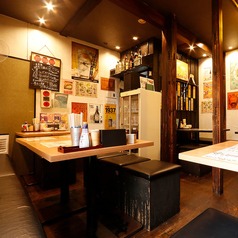 【テーブル】寛げる一列の長いテーブル席を囲んで飲み会、お食事会などいかがでしょうか。ちょっとした宴会や、親族との集まりにおすすめのお席です！お席に座っている皆様のお顔を見ながらお食事や会話を楽しむ事が出来ます。コースや飲み放題もご用意しておりますので是非お早目のご予約をお待ちしております。